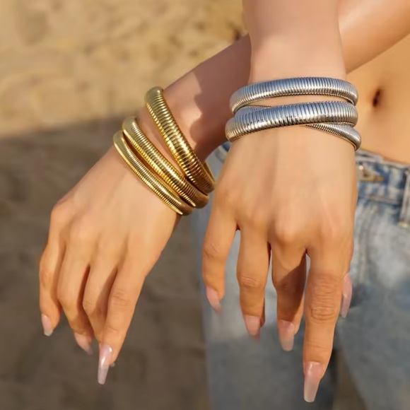 ◾️Silver Flexible Ribbed Designed Bracelet - Picture 10 of 13